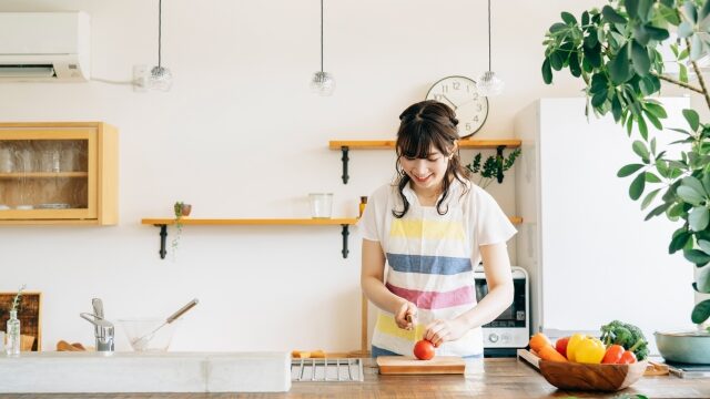 料理をする女性