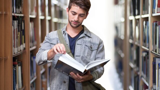 図書館で本を読む男性